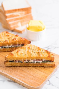 fırında ıspanak ve Jambonlu sandviç 