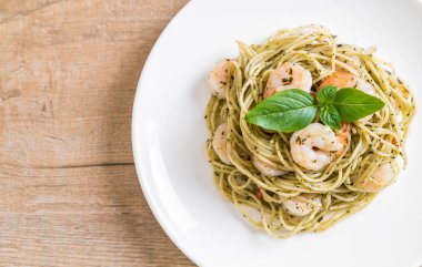 makarna spagetti pesto yeşil ve karides