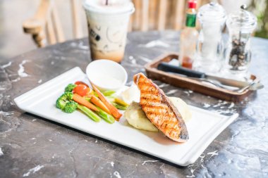 püre patates ve sebze somon biftek