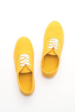 beyaz zemin üzerine sarı spor ayakkabı