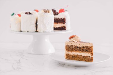 kahve pasta plaka üzerinde