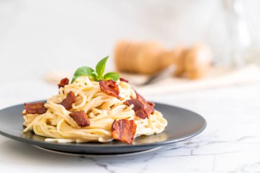 Spagetti krem peynir pastırma ile