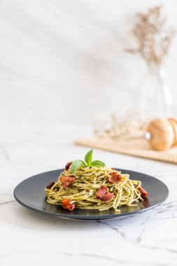 Fesleğen pesto ve pastırma ile makarna