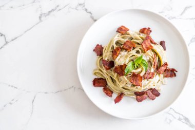 ıspanak fettuccine krem peynir beyaz sos ve pastırma ile