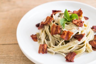 ıspanak fettuccine krem peynir beyaz sos ve pastırma ile