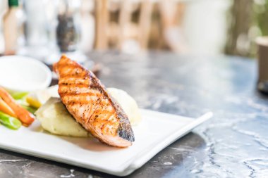 püre patates ve sebze somon biftek