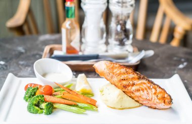 püre patates ve sebze somon biftek