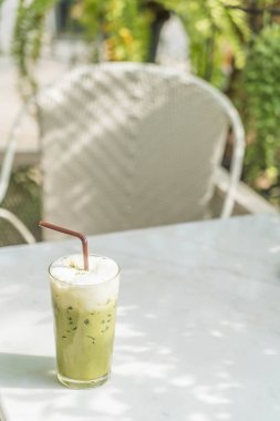 Sütlü buzlu yeşil çay 