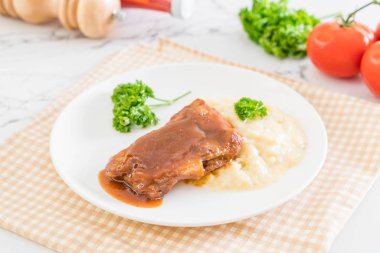 ızgara kaburga domuz püre patates ile