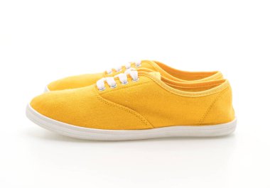 beyaz zemin üzerine sarı spor ayakkabı