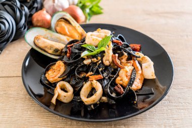 siyah spagetti veya deniz ürünleri ile makarna