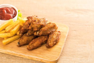 Kızarmış tavuk kanadı.