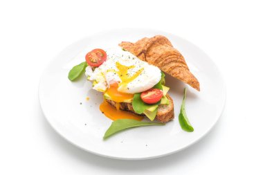 avokado, domates ve salata - sağlıklı yumurta benedict veya vegan