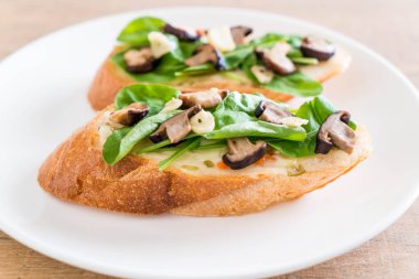 ekmek roket ve shiitake mantar