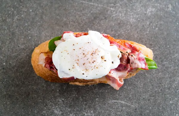 yumurta benedict pastırma ve roket ile 