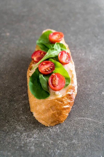 Pan con cohete y tomates — Foto de Stock