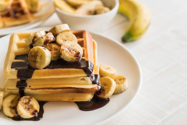 Банановые вафли с шоколадом — стоковое фото