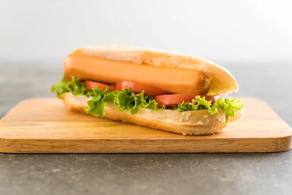 Hotdog med korv och tomat — Stockfoto