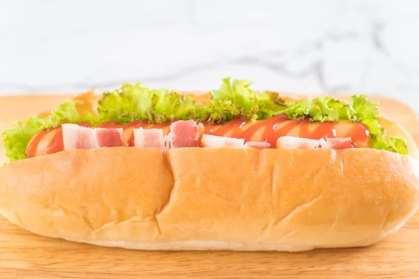 Hot dog salsiccia con ketchup — Foto Stock