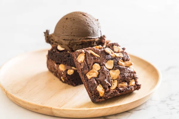 Brownies de chocolate com sorvete de chocolate — Fotografia de Stock