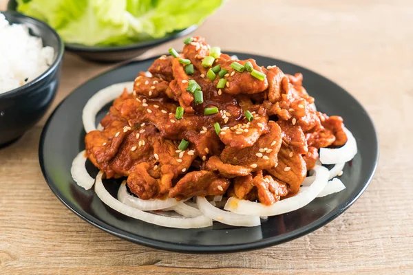 Cerdo frito con salsa coreana picante (bulgogi ) —  Fotos de Stock