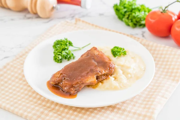 ızgara kaburga domuz püre patates ile