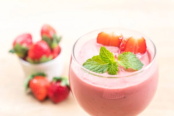 Koktejl jahodový smoothie — Stock fotografie