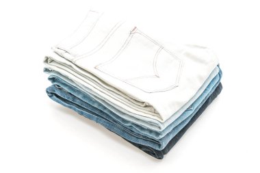 Beyaz arka plan üzerinde katlanmış kot yığını