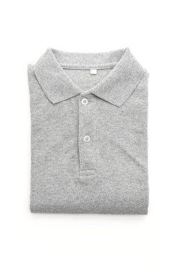 chemise pliée sur fond blanc