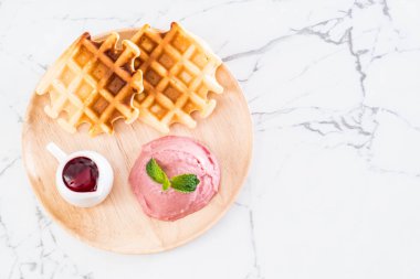 Çilekli dondurma waffle ile