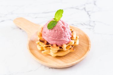 Çilekli dondurma waffle ile