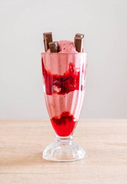 Çilekli dondurma dondurma 