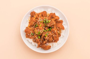 Kızarmış domuz üst pirinç baharatlı Kore soslu (bulgogi)
