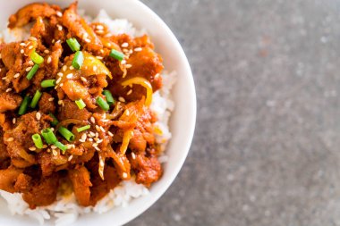 Kızarmış domuz üst pirinç baharatlı Kore soslu (bulgogi)