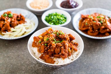 Kızarmış domuz üst pirinç baharatlı Kore soslu (bulgogi)