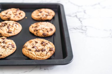 Koyu çikolata parçaları ile tanımlama