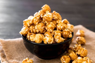 Patlamış Mısır ile karamel