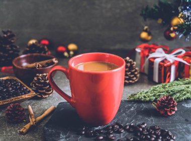 sıcak kahve fincanı Noel dekorasyonu ile 