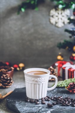 sıcak kahve fincanı Noel dekorasyonu ile 