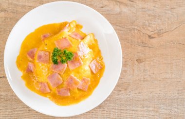 Kremsi omlet jambon pirinç ile 
