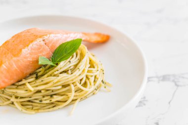 pesto yeşil ve somon makarna spagetti
