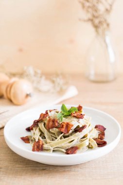 ıspanak fettuccine krem peynir beyaz sos ve pastırma ile