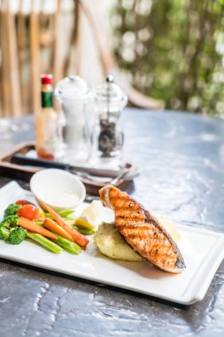 püre patates ve sebze somon biftek