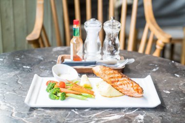 püre patates ve sebze somon biftek