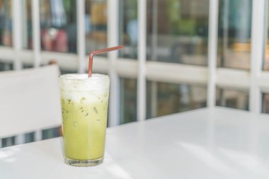 Sütlü buzlu yeşil çay 