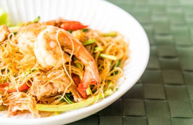 Kızarmış beyaz erişte ve su Mimoza baharatlı sos ile 