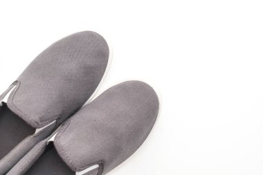 Beyaz arka planda gri spor ayakkabı 