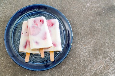 ev yapımı çilekli yoğurt dondurma