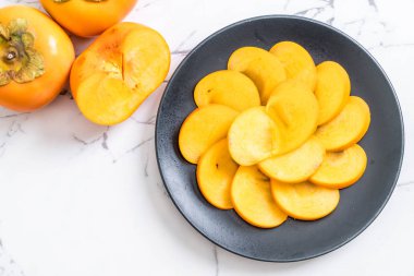 Trabzon hurması tabağa dilimlenmiş