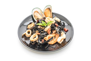 siyah spagetti veya deniz ürünleri ile makarna